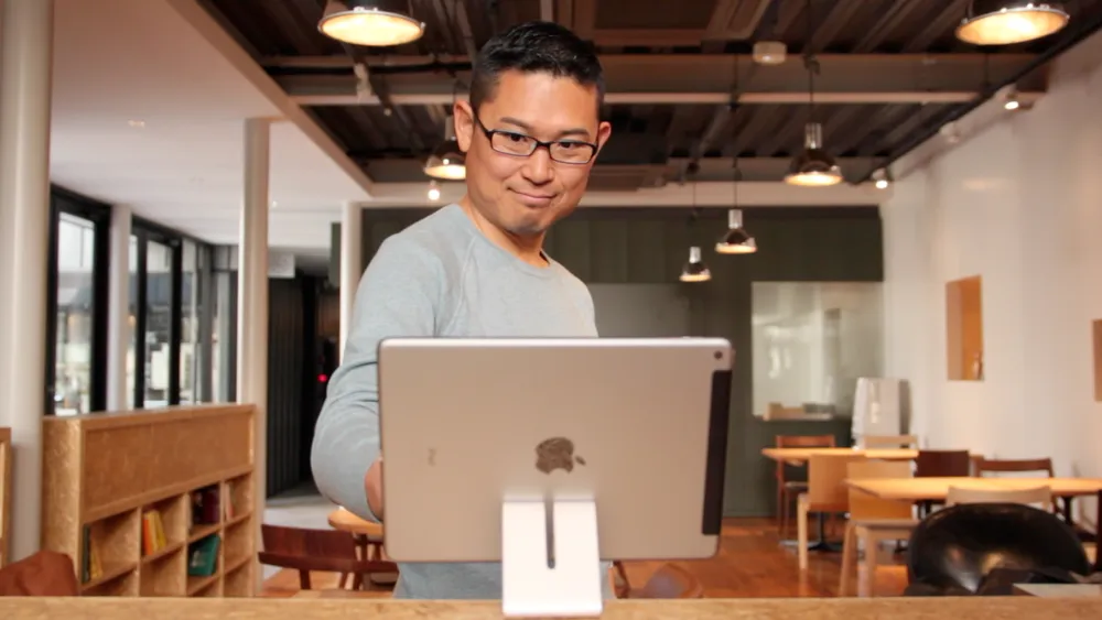 出入り口にiPadを設定して利用します